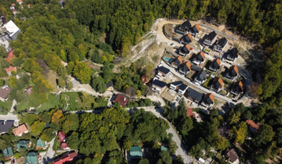 Dhuratat që dyshohet se morën zyrtarët e arrestuar në këmbim të lëshimit të lejeve për ndërtime në Brezovicë