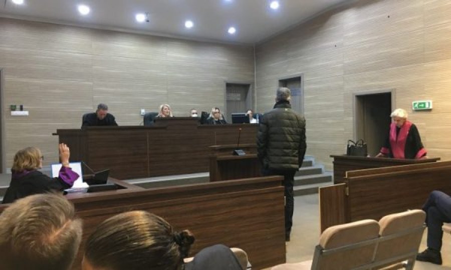 Prishtinë/ Dëshmitari i thotë gjykatësit se nuk e di a është në gjykim për pastrim parash apo për lidhje dashurie