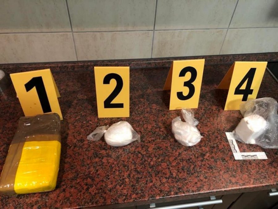 Policia kryen bastisje në veri, arreston një 35 vjeçar dhe konfiskon drogë, para e telefona