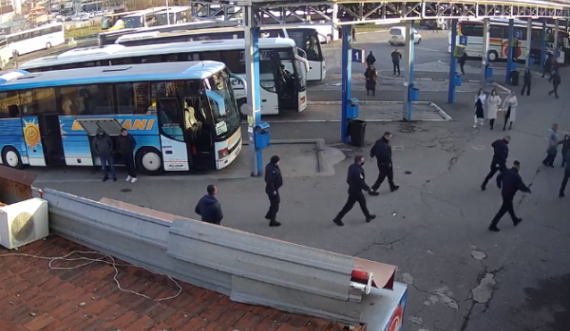 Dyshimet për bombë, momenti kur policia largon të gjithë udhëtarët nga Stacioni i Autobusëve
