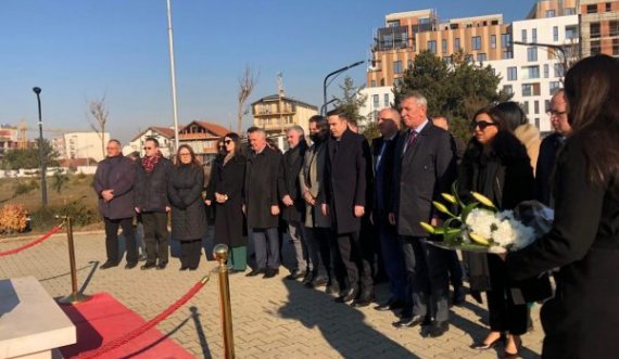 Në 32 vjetorin e partisë, Abdixhiku bën homazhe tek varri i Presidentit Rugova