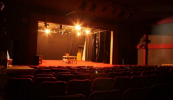 Teatrit Kombëtar i ndalet rryma, dështon shfaqja derisa salla ishte plot