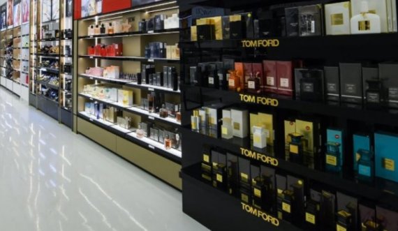 Hajni ia mësynë parfumeve “Versace” në një lokal në rrugën “B”