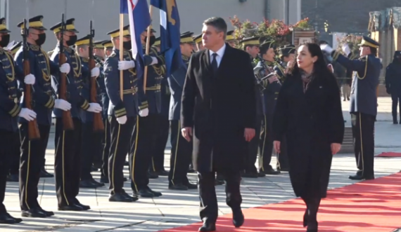 Presidenti kroat arrin në Kosovë, pritet me ceremoni shtetërore nga presidentja Osmani