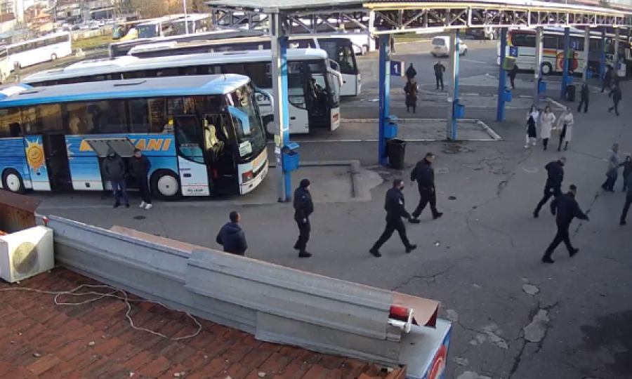 Dyshimet për bombë, momenti kur policia largon të gjithë udhëtarët nga Stacioni i Autobusëve