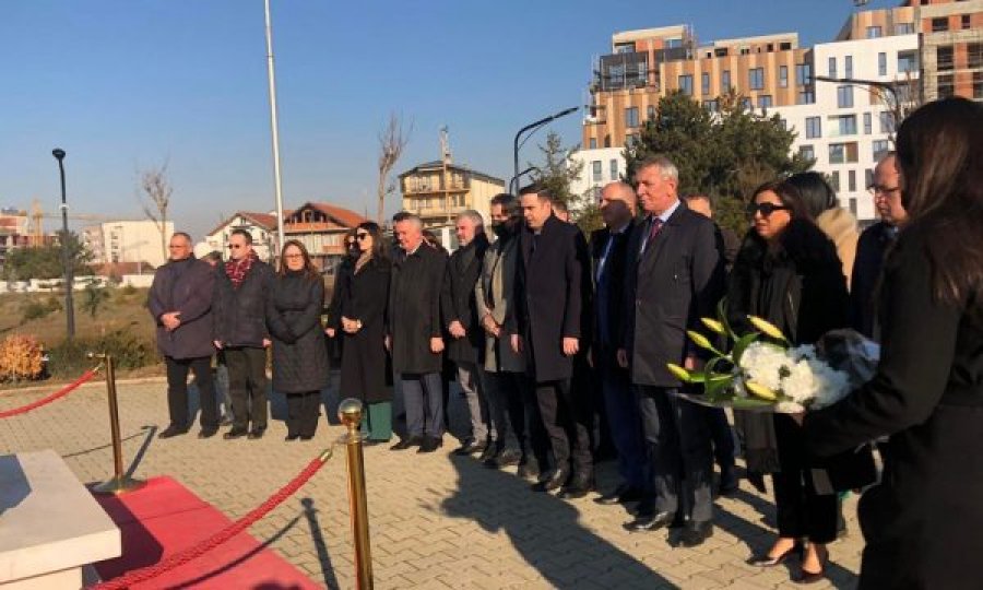 Në 32 vjetorin e partisë, Abdixhiku bën homazhe tek varri i Presidentit Rugova