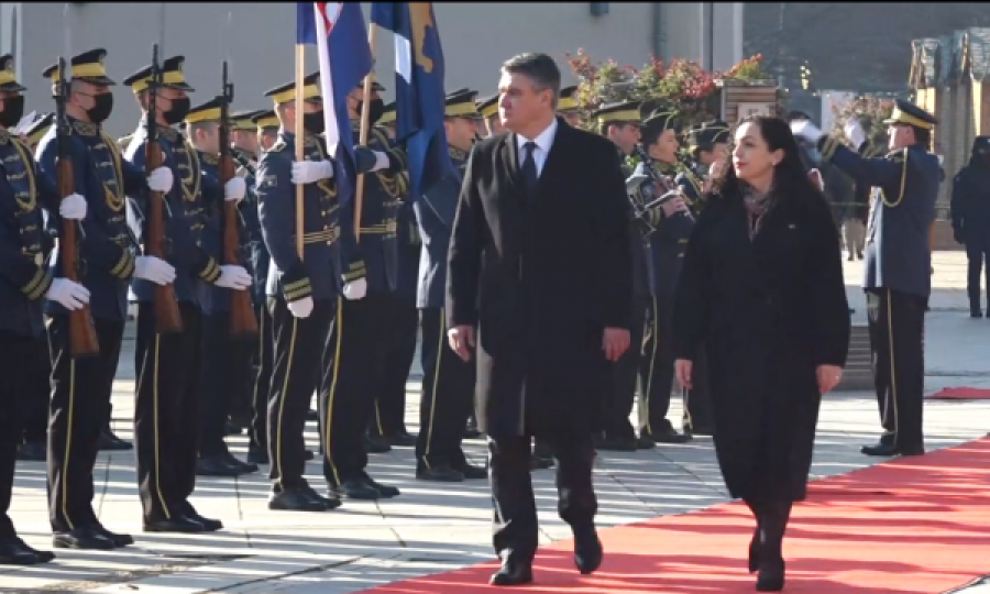 Presidenti kroat arrin në Kosovë, pritet me ceremoni shtetërore nga presidentja Osmani