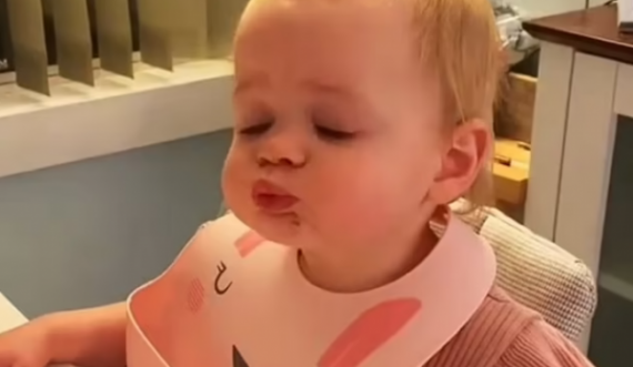 Pamje: Reagimi epik i foshnjës, kur shijon picë për herë të parë