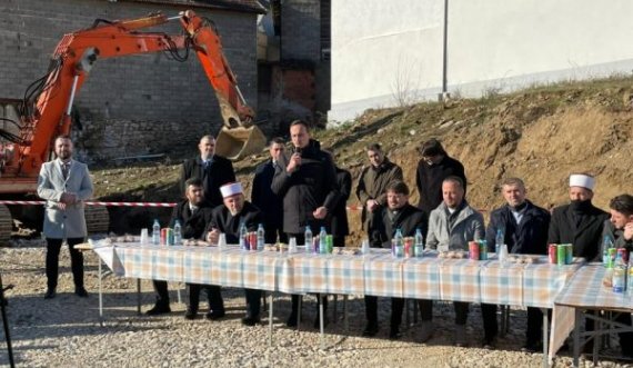 Myftiu Tërnava dhe kryetari Hyseni vendosin gurthemelin e xhamisë së re në fshatin Uglar të Gjilanit