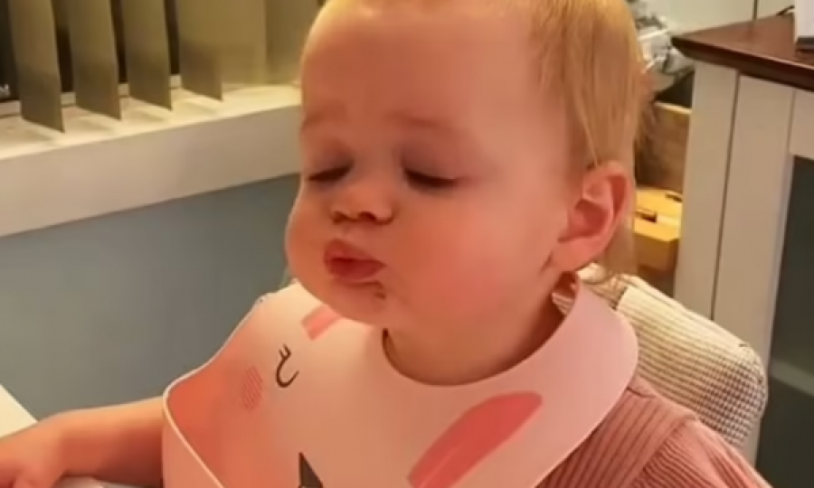 Pamje: Reagimi epik i foshnjës, kur shijon picë për herë të parë