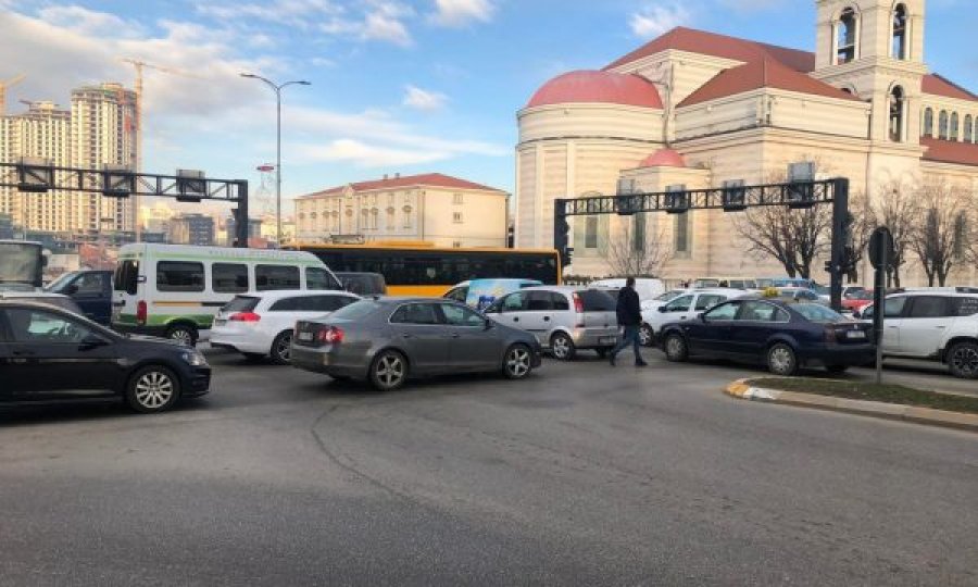 Tollovi në qendër të Prishtinës, s’punojnë semaforët shkaku i ndërprerjes së rrymës