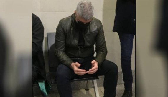 Pse FOTO-ja e aktorit të njohur turk duke u lutur në korridorin e gjykatës është bërë virale?!