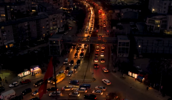 Publikohet një video nga droni: Kështu bllokohet Prishtina nga qindra makina 