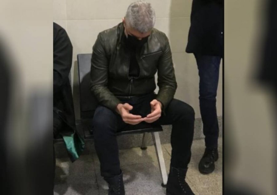 Pse FOTO-ja e aktorit të njohur turk duke u lutur në korridorin e gjykatës është bërë virale?!