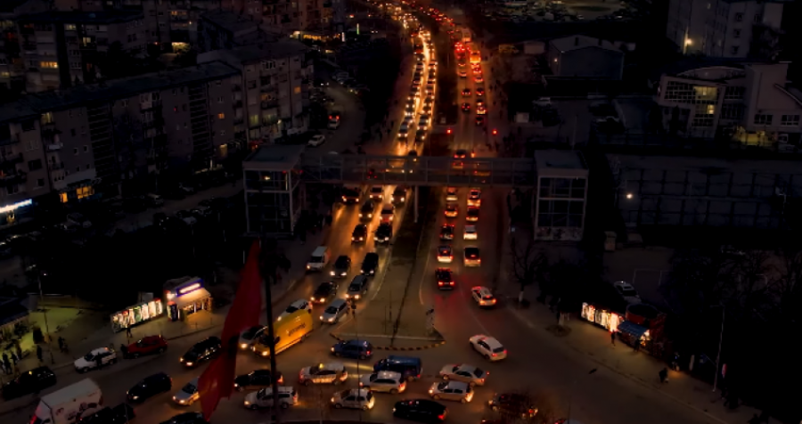 Publikohet një video nga droni: Kështu bllokohet Prishtina nga qindra makina 