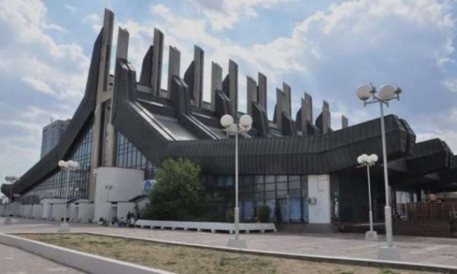 Policia jep detaje për zjarrin në Pallatin e Rinisë, një person bëhet për spital