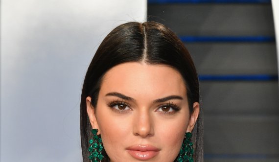 Si Kendall Jenner s’bëhemi dot, po fustanin e festave mund t’ia kopjojmë