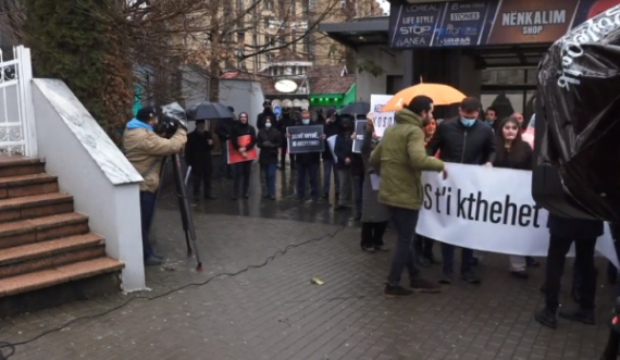 Në protestën kundër KEDS dalin edhe pankarta: “Poshtë kapitalizmi”