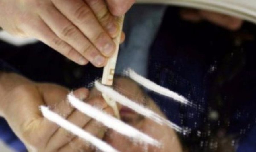 Vajza 5-vjeçe përfundon në spital pasi pi gabimisht kokainën e babait