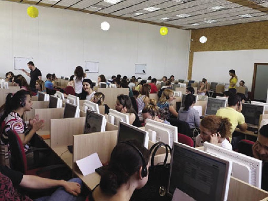 Punonjësja në call center: Kush mashtronte më shumë, fitonte më shumë