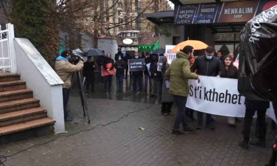 Në protestën kundër KEDS dalin edhe pankarta: “Poshtë kapitalizmi”