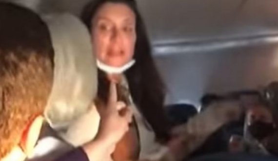 80 vjeçari hoqi maskën në aeroplan, gruaja e bën të madhe këtë gjë