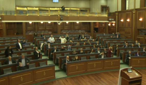Përplasje mes deputetëve të VV-së dhe LDK-së, këta të fundit e lëshojnë sallën e Kuvendit