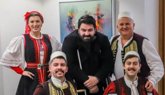 Drejtori i ansamblit shqiptar ndau mirënjohje për punëtorët më të dalluar të vitit 2021!