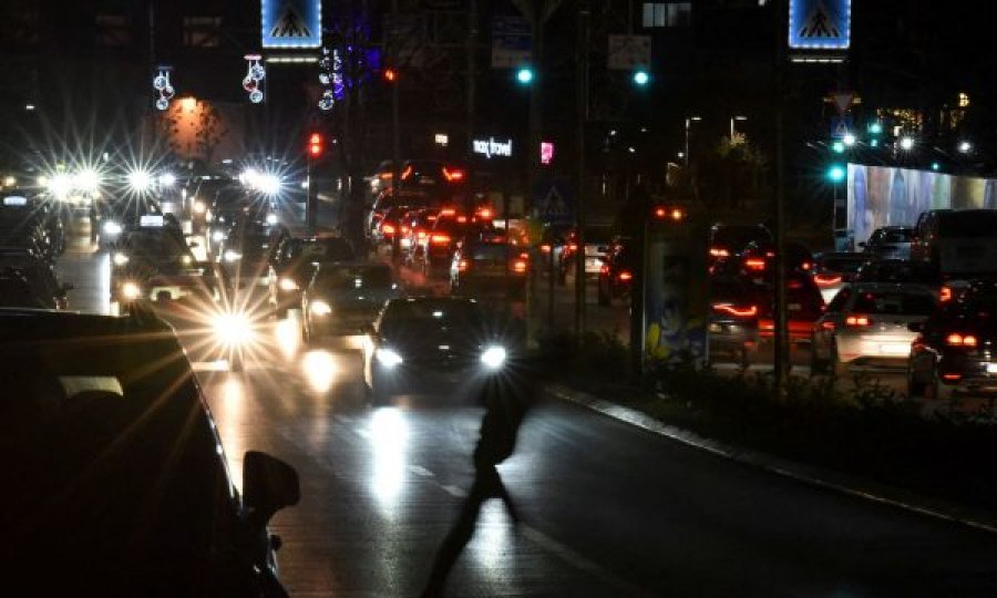 Reuters: Kosovarët ndezin gjeneratorët ndërsa kriza energjetike përshkallëzohet