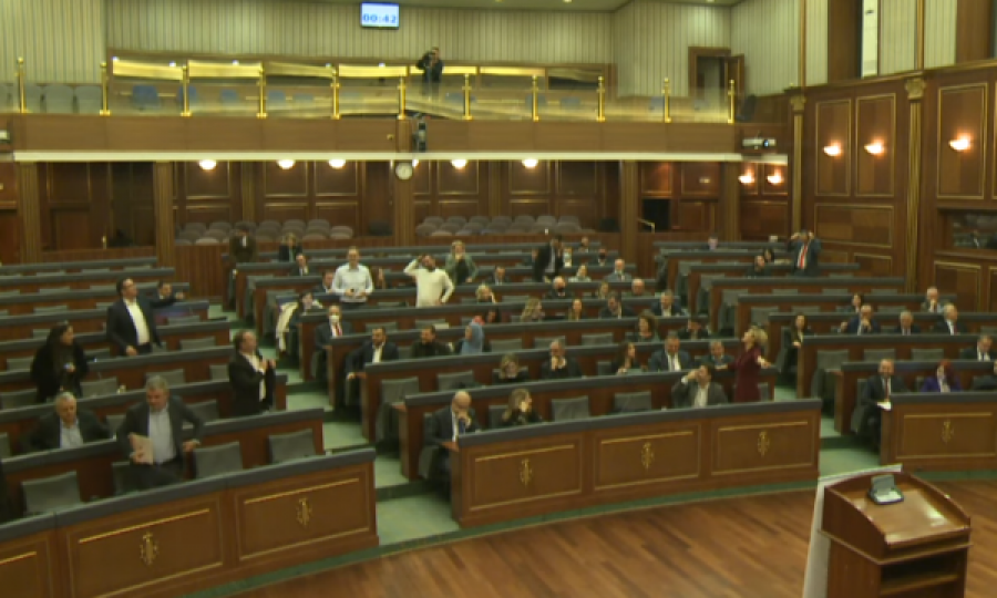 Përplasje mes deputetëve të VV-së dhe LDK-së, këta të fundit e lëshojnë sallën e Kuvendit