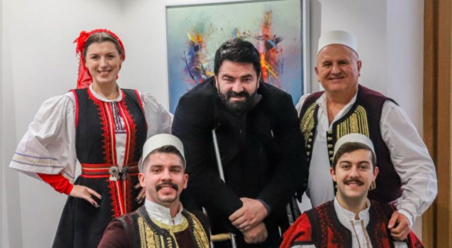 Drejtori i ansamblit shqiptar ndau mirënjohje për punëtorët më të dalluar të vitit 2021!