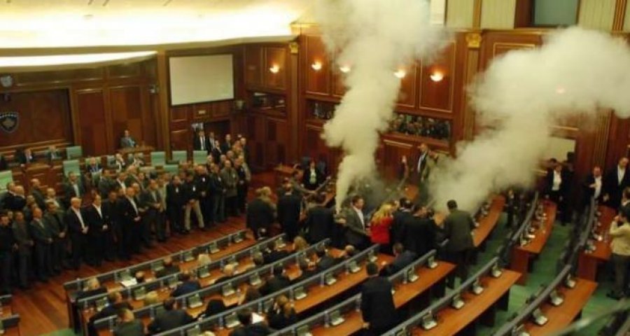 Prokuroria kërkon dënimin e ish-deputetëve Shala dhe Kurteshi për gazin lotsjellës, mbrojtja lirimin e tyre