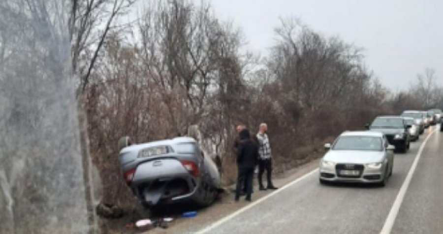 Aksident trafiku në rrugën Podujevë–Prishtinë, lëndohen dy persona