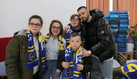 Ademi dhe Zhegrova dhurata për fëmijët në SOS Fshat, HANDIKOS dhe Down Syndrome Kosova