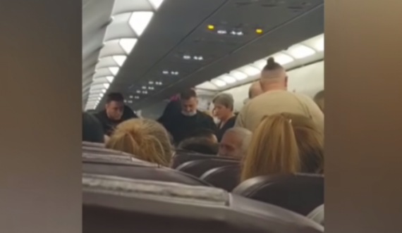 Video: Një burrë tenton të hapë derën e avionit dhe të hidhet
