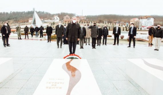 Ministri i Mbrojtjes së Turqisë bën homazhe te varri i komandantit Adem Jashari në Prekaz