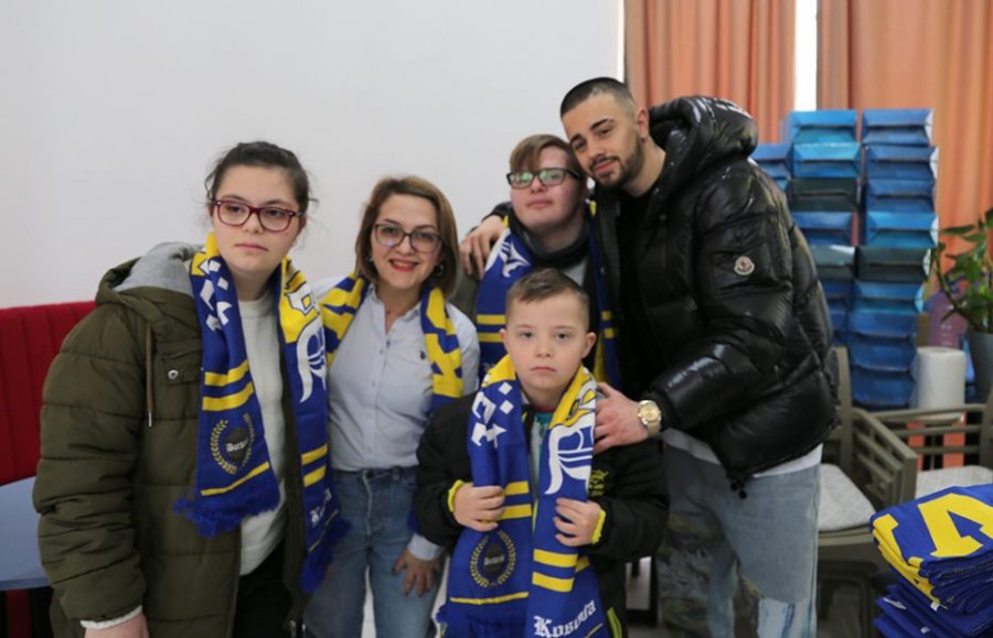 Ademi dhe Zhegrova dhurata për fëmijët në SOS Fshat, HANDIKOS dhe Down Syndrome Kosova