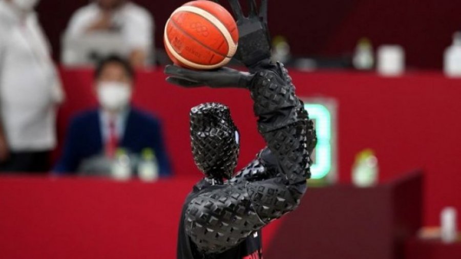 Japonezët prodhojnë robotin që luan basketboll, driblon dhe shënon me precizitet të paparë