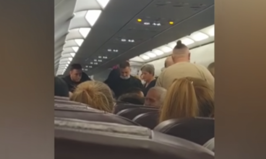 Video: Një burrë tenton të hapë derën e avionit dhe të hidhet