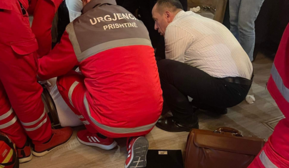 Deputeti nga Kosova i jep ndihmën e parë një qytetari që pësoi sulm epilepsie