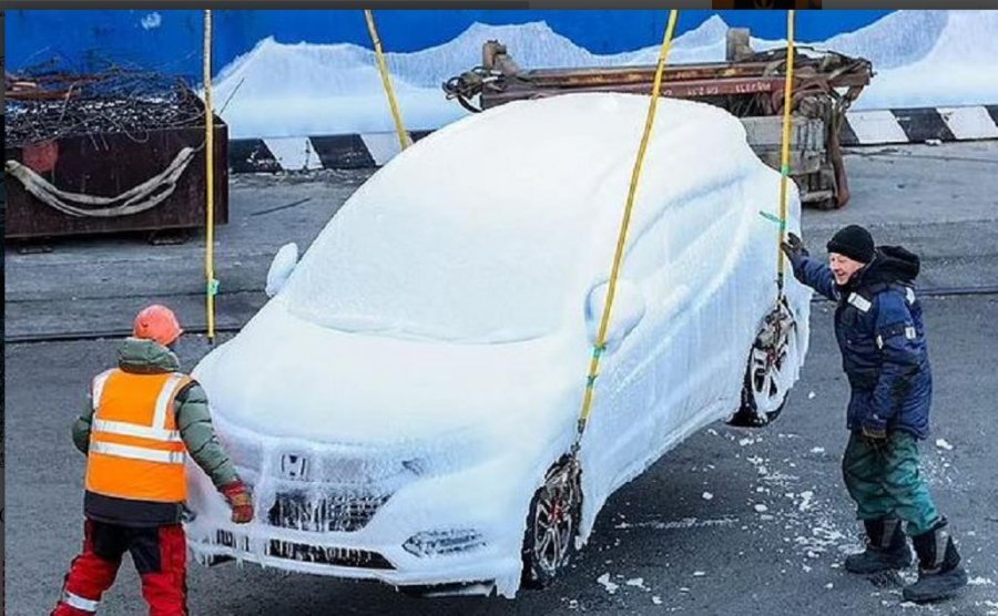 Makinat ngrijnë në anije, i mbulon akulli