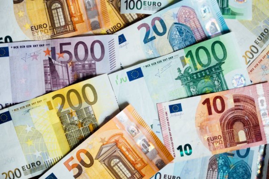 Bie dollari, forcohen euro e funta