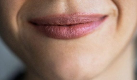 Kjo shenjë në cepin e buzëve që tregon mungesë të vitaminës B12