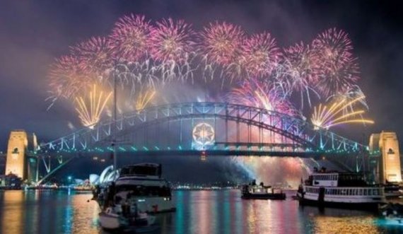 Mbërrin Viti i Ri në Australi, spektakël fishekzjarresh në temperatura 26 gradë