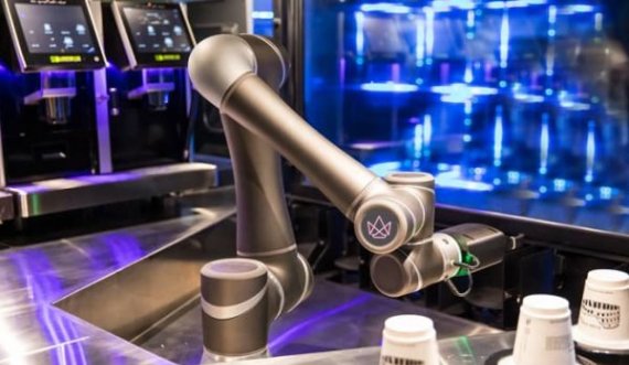 41-vjeçari që la punën për t’u bërë miliarder me robotin që bën kafe