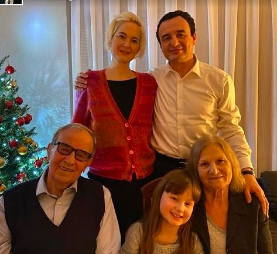 Albin Kurti publikon fotografi me prindërit, vajzën dhe gruan: Gëzuar 2022
