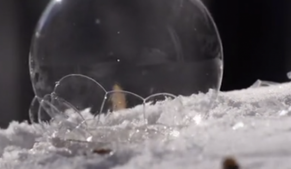 Video që tregon sesi ngrin fluska e sapunit në temperaturën -28°C
