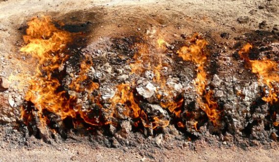 Misteri i zjarrit që nuk shuhet as kur bie shi e borë