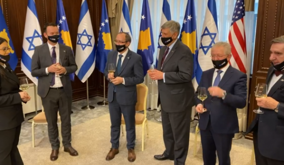 Vjosa Osmani mungoi në ceremoninë e zyrtarizimit të njohjes reciproke Kosovë-Izrael, e çoi këshilltarin