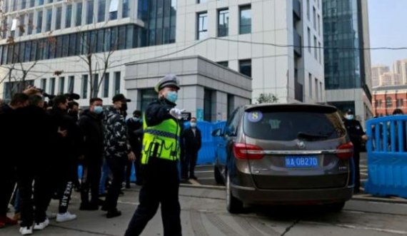 Ekspertët e OBSH hyjnë në laboratorin e Wuhanit, hetojnë origjinën e COVID-19
